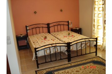 Grecia Chata Paramonas, Interior